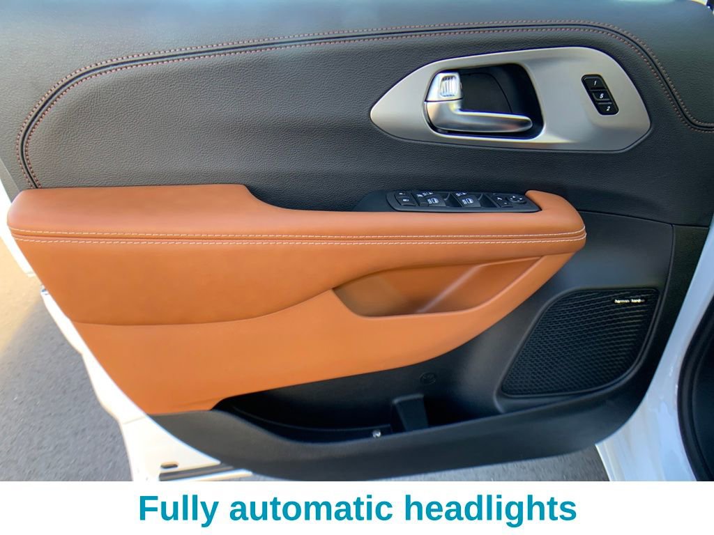 New 2026 Chrysler Pacifica Pinnacle image 11