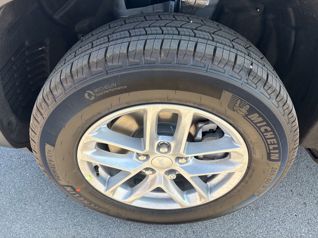 New 2026 Jeep Grand Cherokee L Laredo w/ MOPAR Finishing Package image 9