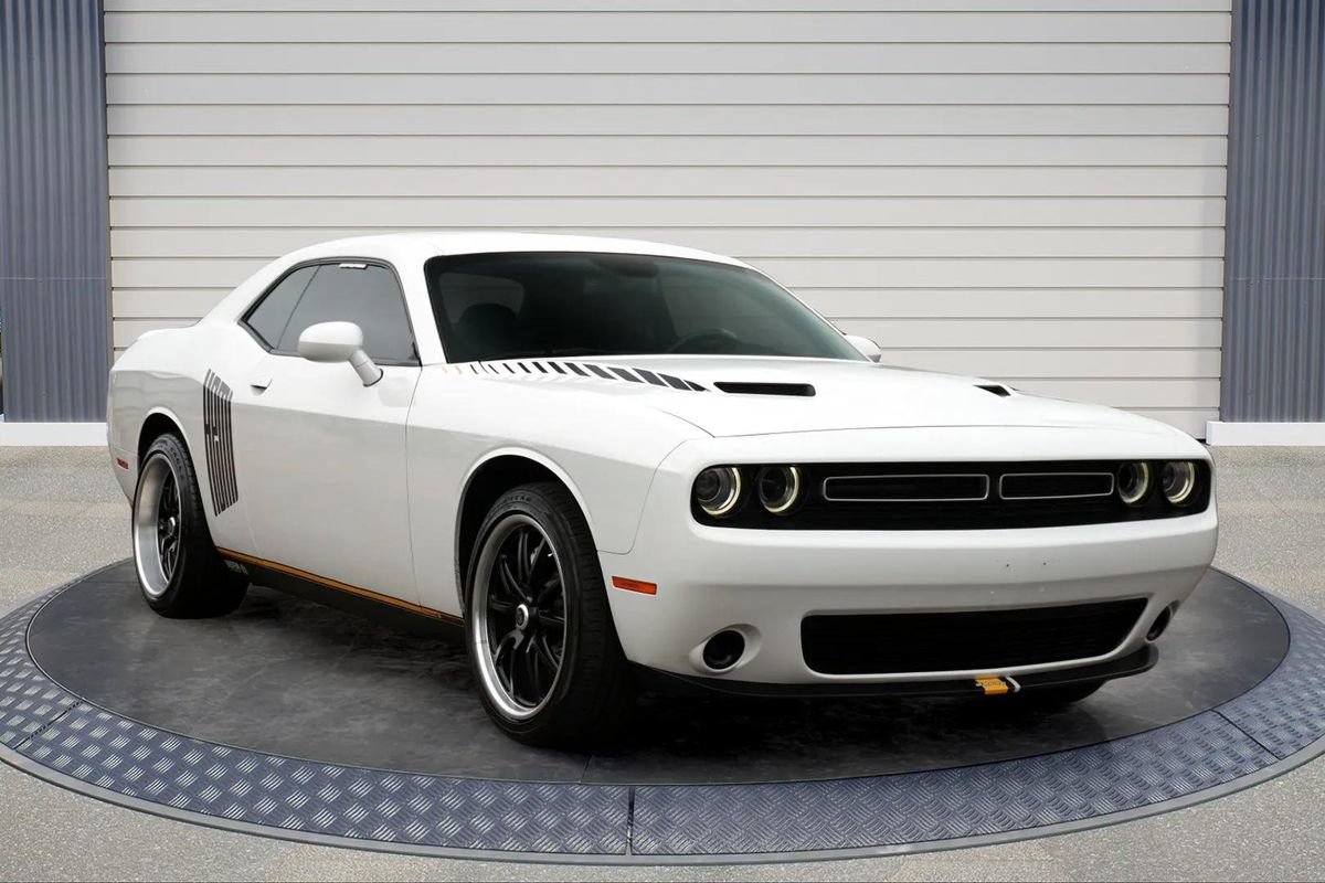 Used 2019 Dodge Challenger SXT RWD image 1