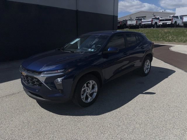 Used 2024 Chevrolet Trax LS w/ LS Convenience Package FWD image 4