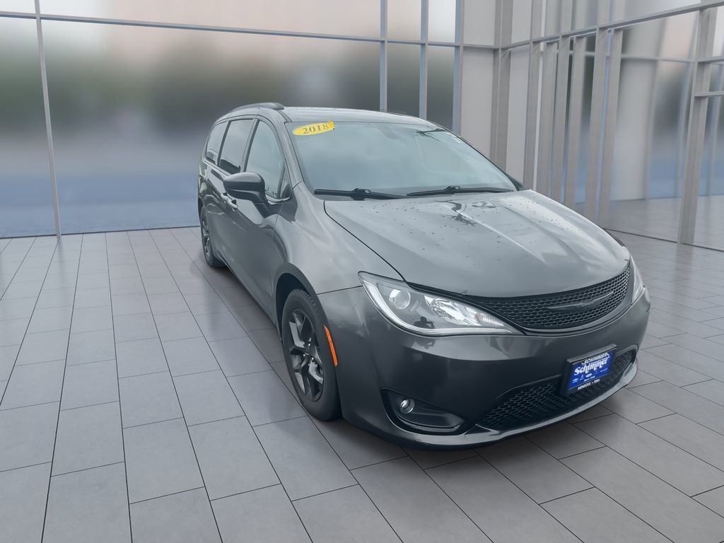 Used 2018 Chrysler Pacifica Touring-L Plus w/ S Appearance Package image 2