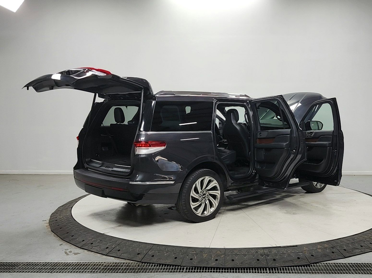 Used 2023 Lincoln Navigator Reserve image 15