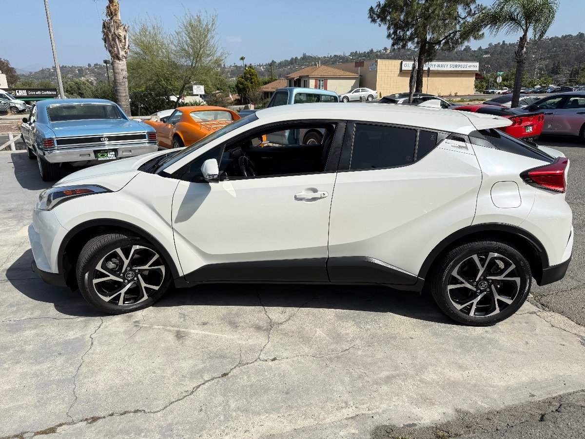 Used 2019 Toyota C-HR XLE FWD image 4