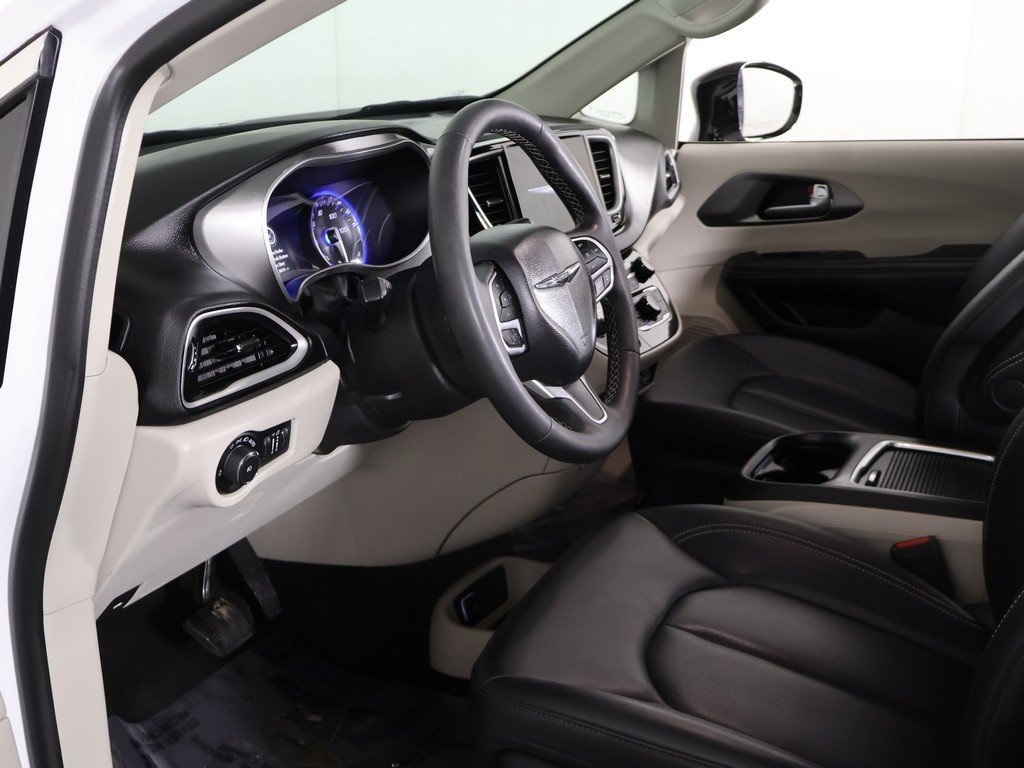 Used 2024 Chrysler Pacifica Touring-L image 21