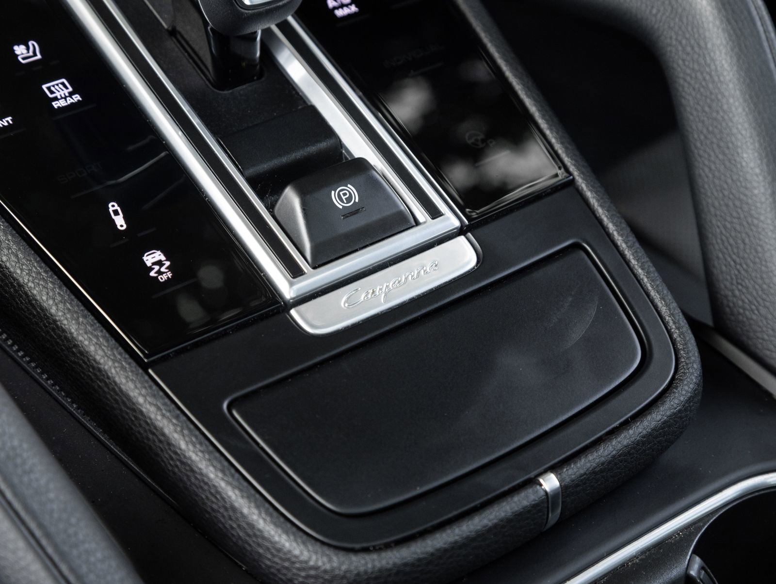 Certified 2023 Porsche Cayenne Platinum Edition AWD/4WD image 28