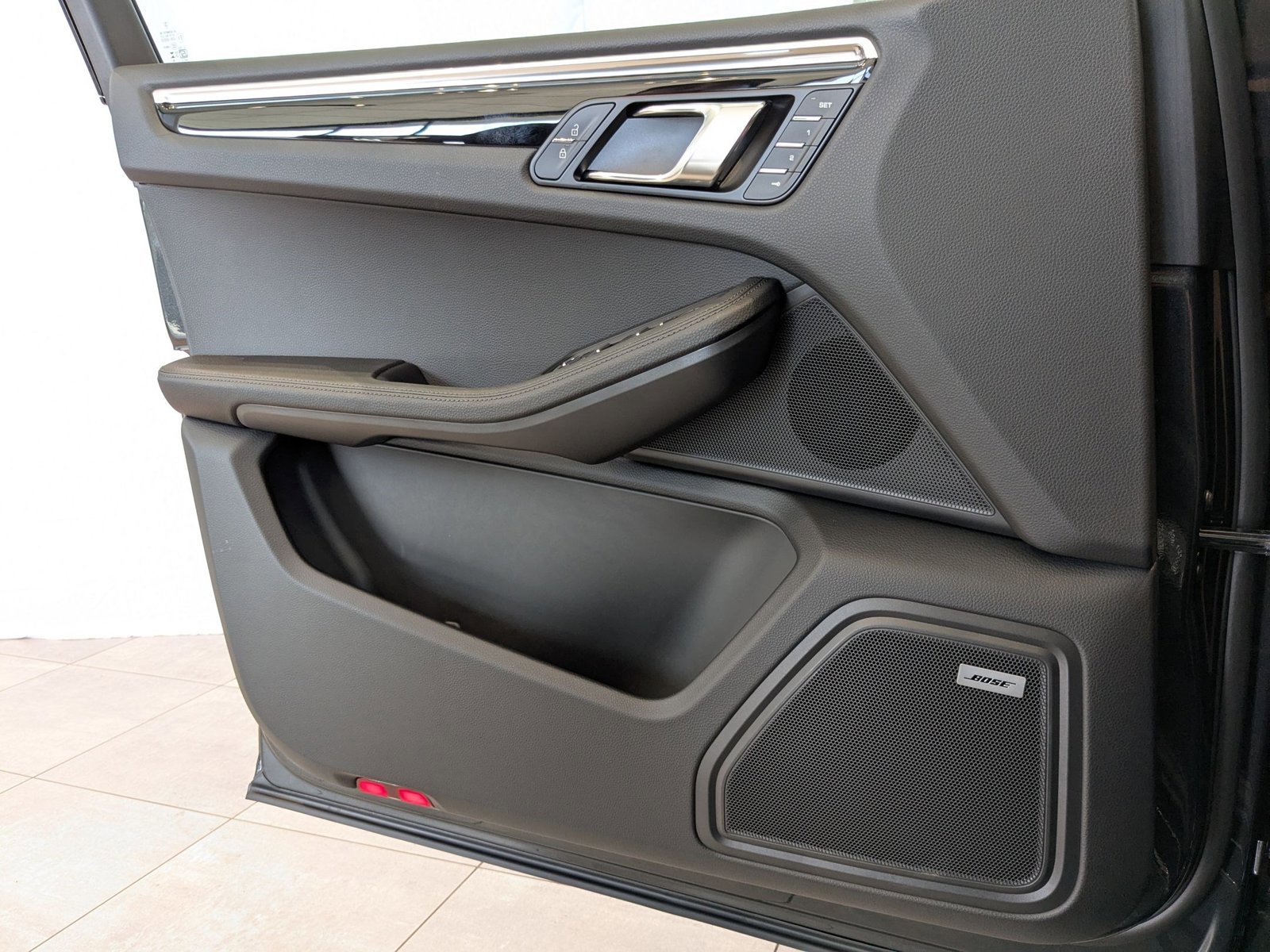 Used 2025 Porsche Macan image 13