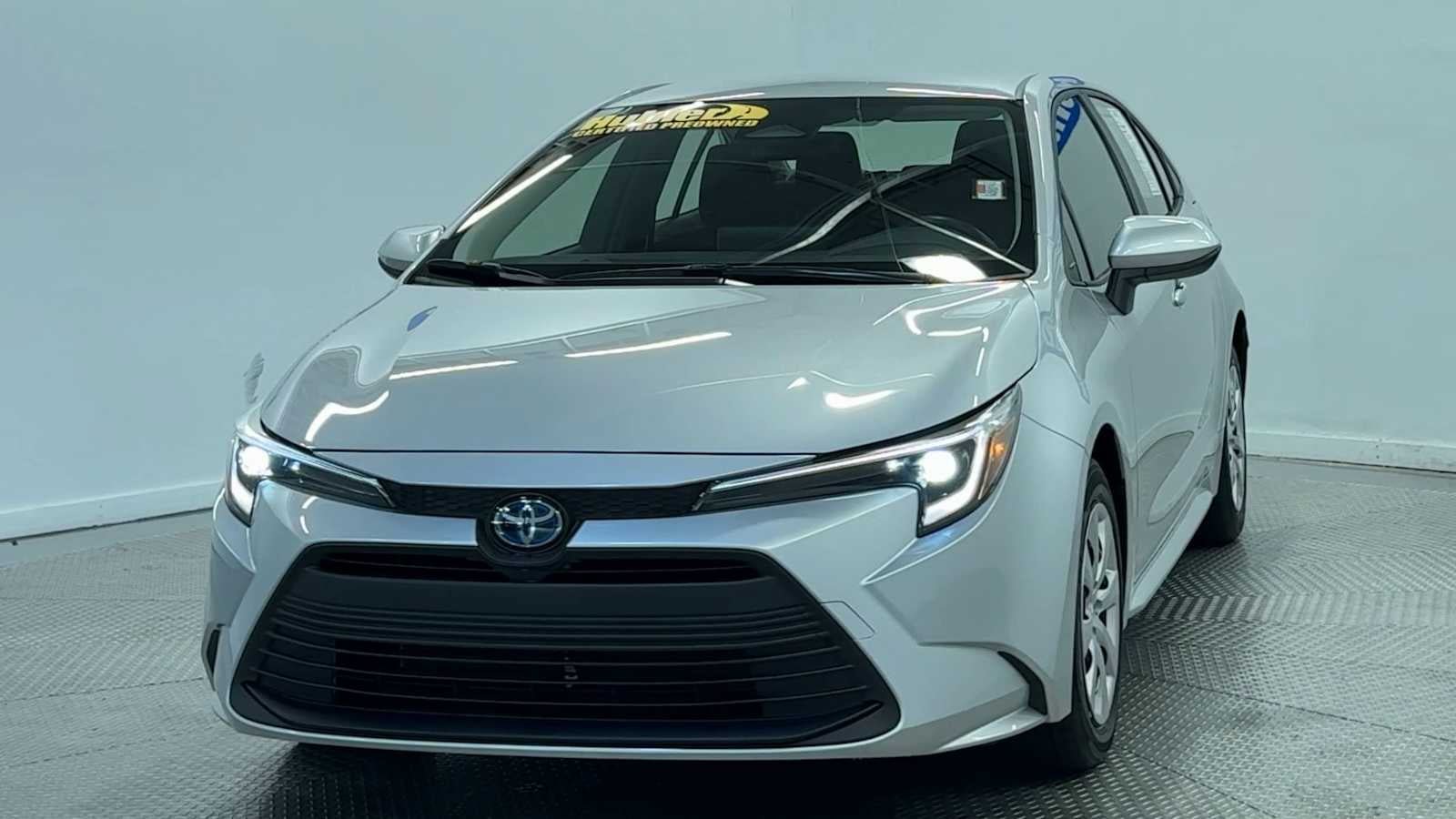 Used 2025 Toyota Corolla LE FWD image 3