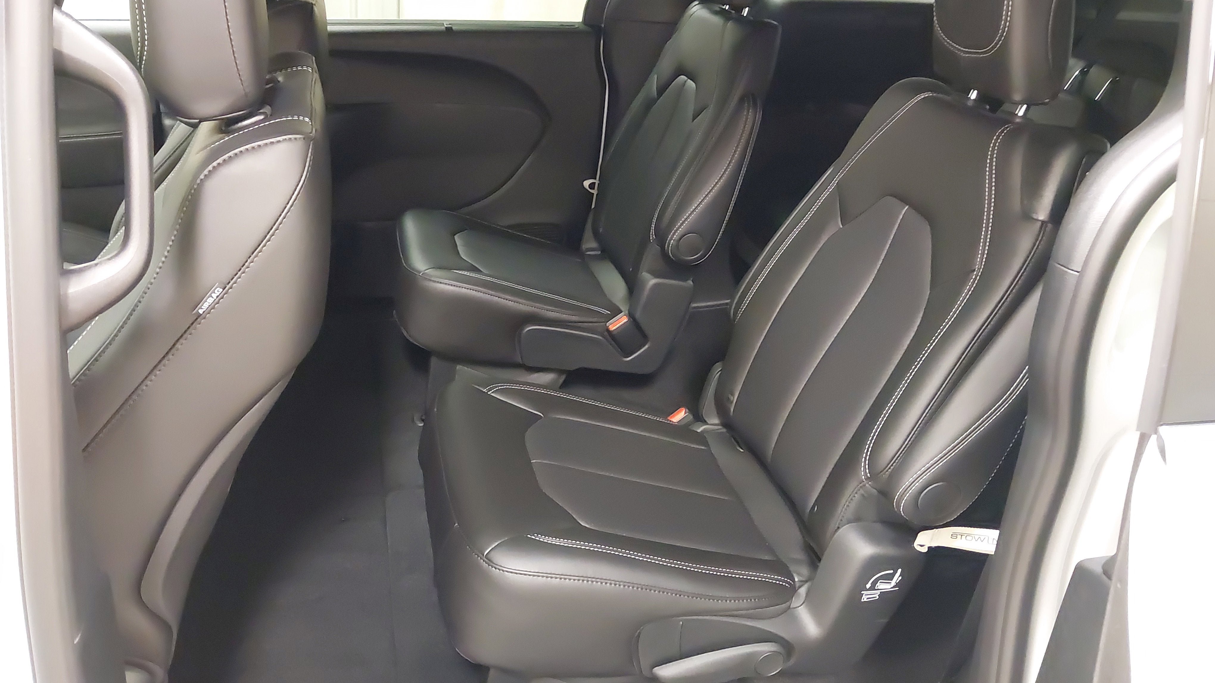 New 2027 Chrysler Pacifica Select FWD image 38