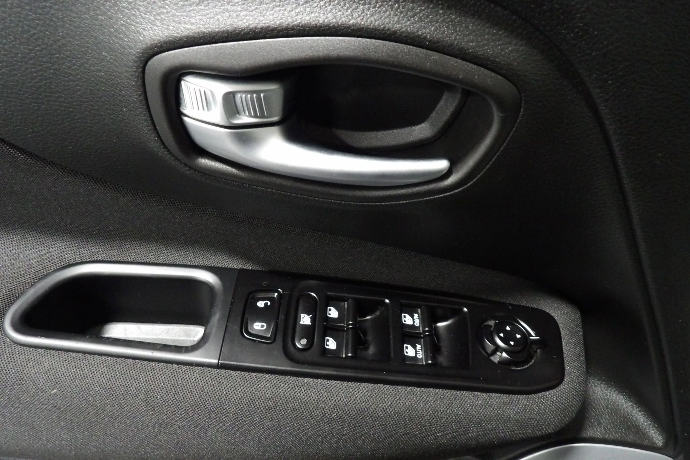 Used 2021 Jeep Renegade Latitude FWD image 8