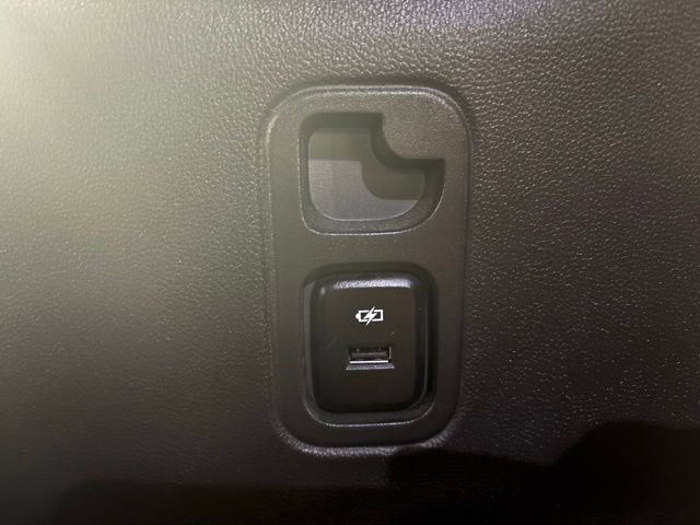 Used 2023 Chevrolet Traverse LT FWD image 14