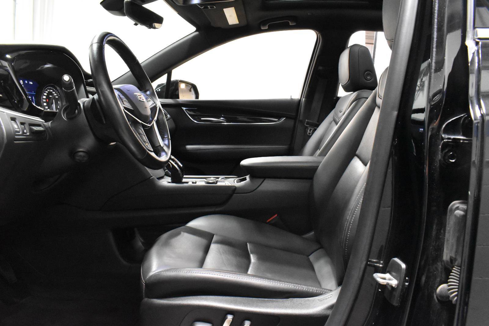 Used 2021 Cadillac XT5 Premium Luxury image 2