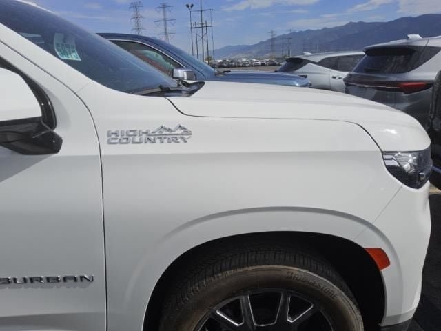 Used 2023 Chevrolet Suburban High Country AWD/4WD image 2