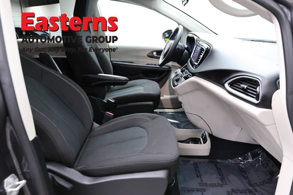 Used 2022 Chrysler Voyager LX FWD image 22