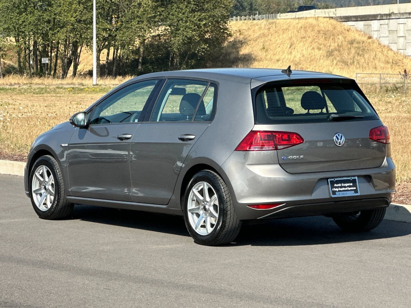 Used 2016 Volkswagen e-Golf SE w/ DC Fast Charging Package FWD image 5