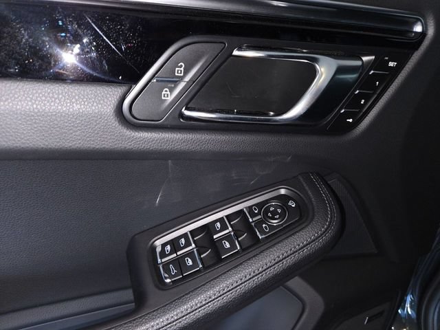 Used 2025 Porsche Macan AWD/4WD image 13