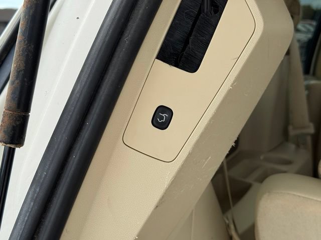Used 2010 Volkswagen Routan SEL FWD image 41