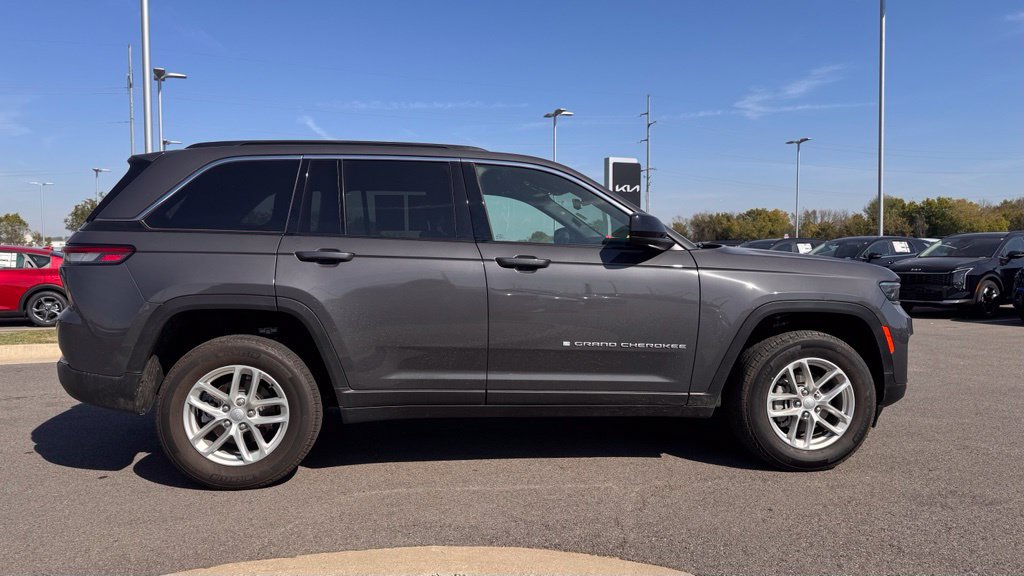 Used 2026 Jeep Grand Cherokee Laredo AWD/4WD image 9