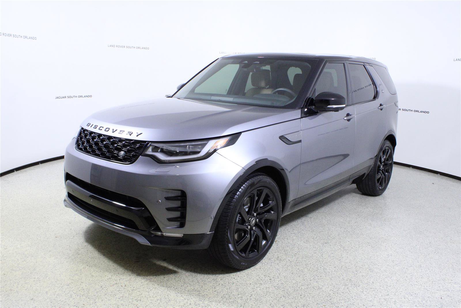 Used 2025 Land Rover Discovery Dynamic SE AWD/4WD image 4