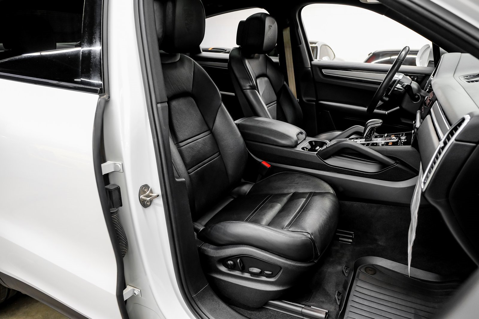 Used 2023 Porsche Cayenne Coupe image 45