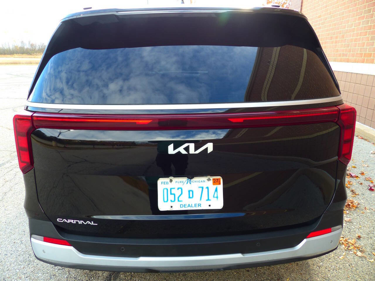 Used 2025 Kia Carnival EX image 8