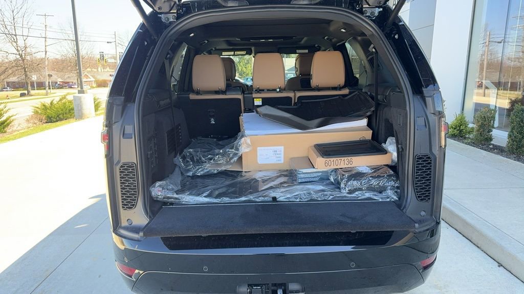 Used 2024 Land Rover Discovery Dynamic SE image 11