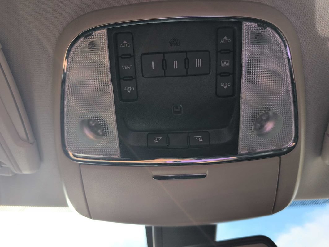 Used 2017 Chrysler 300 C RWD image 22