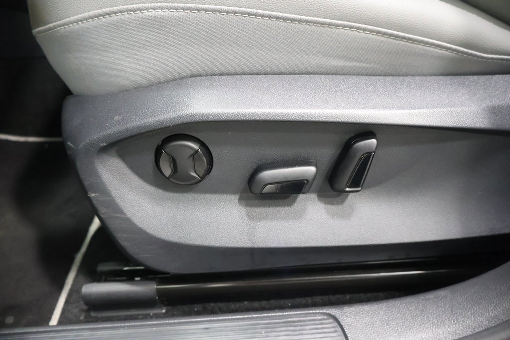 Used 2023 Volkswagen Taos SE w/ Panoramic Sunroof Package image 14