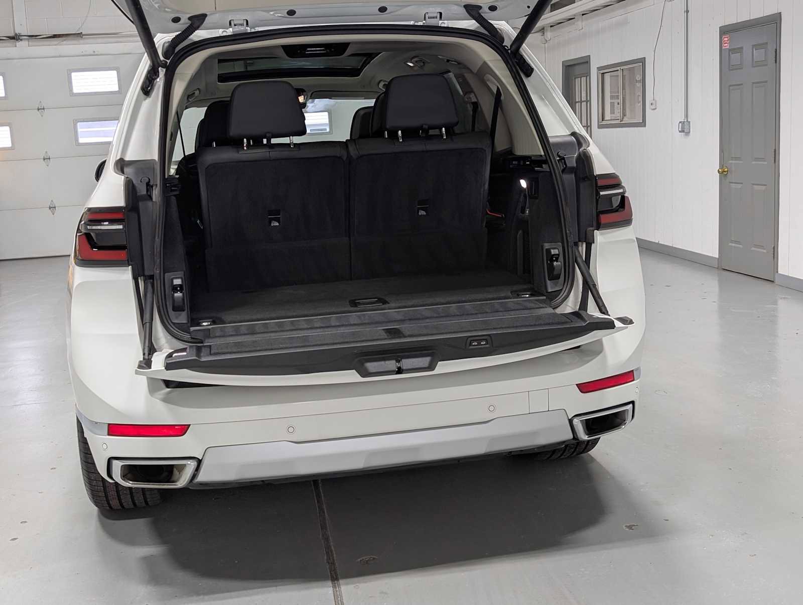 Used 2023 BMW X7 xDrive40i w/ Climate Comfort Package image 39