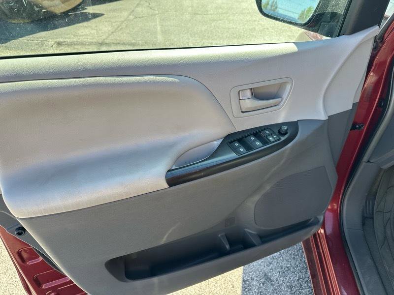 Used 2015 Toyota Sienna L image 12