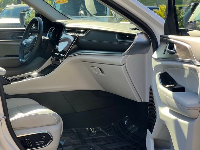 Used 2022 Jeep Grand Cherokee Overland w/ Advanced Protech Group III image 46