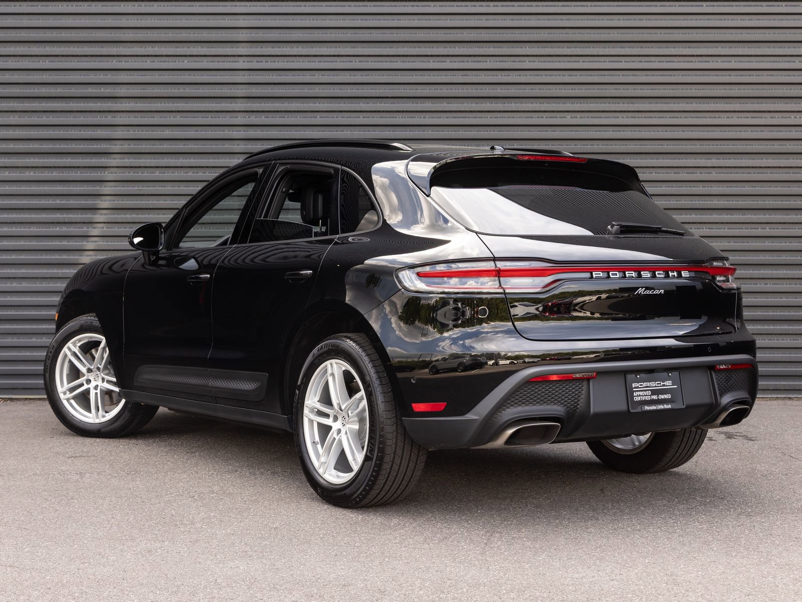 Certified 2025 Porsche Macan image 3