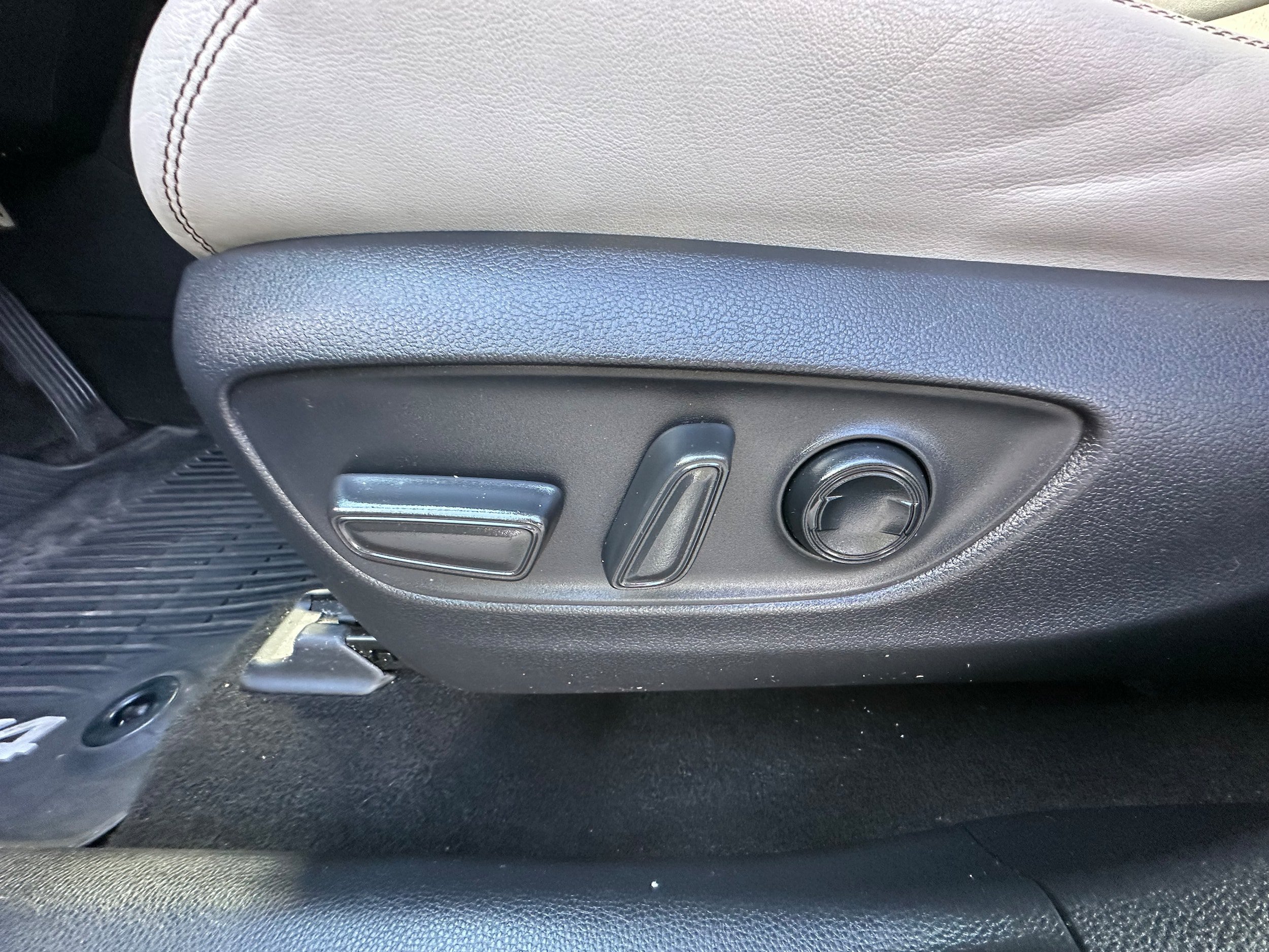 Used 2019 Toyota RAV4 XLE Premium w/ Cold Weather Package AWD/4WD image 22