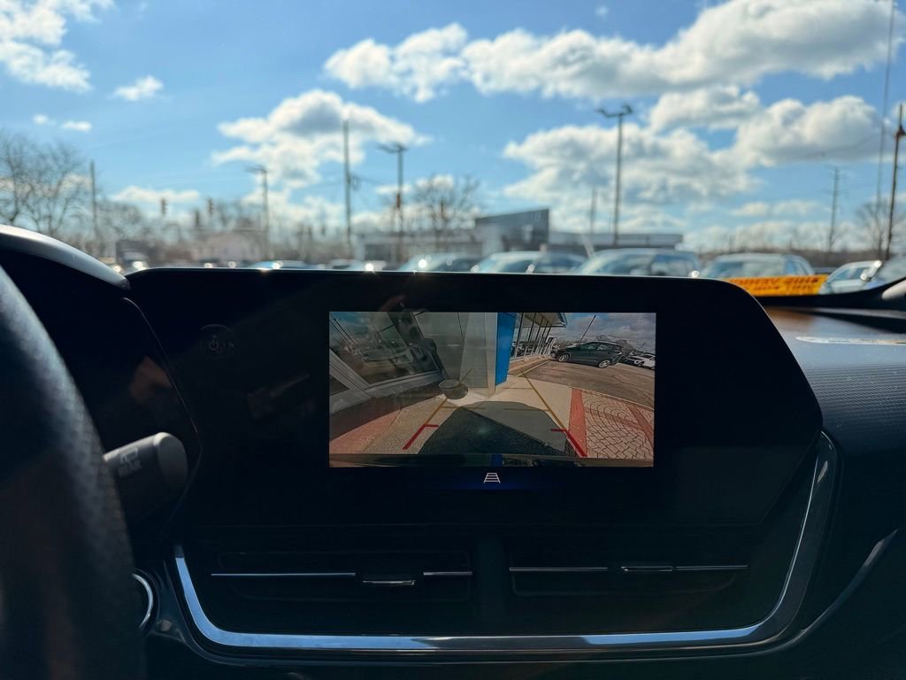 Used 2024 Chevrolet Trax RS w/ Sunroof Package image 18