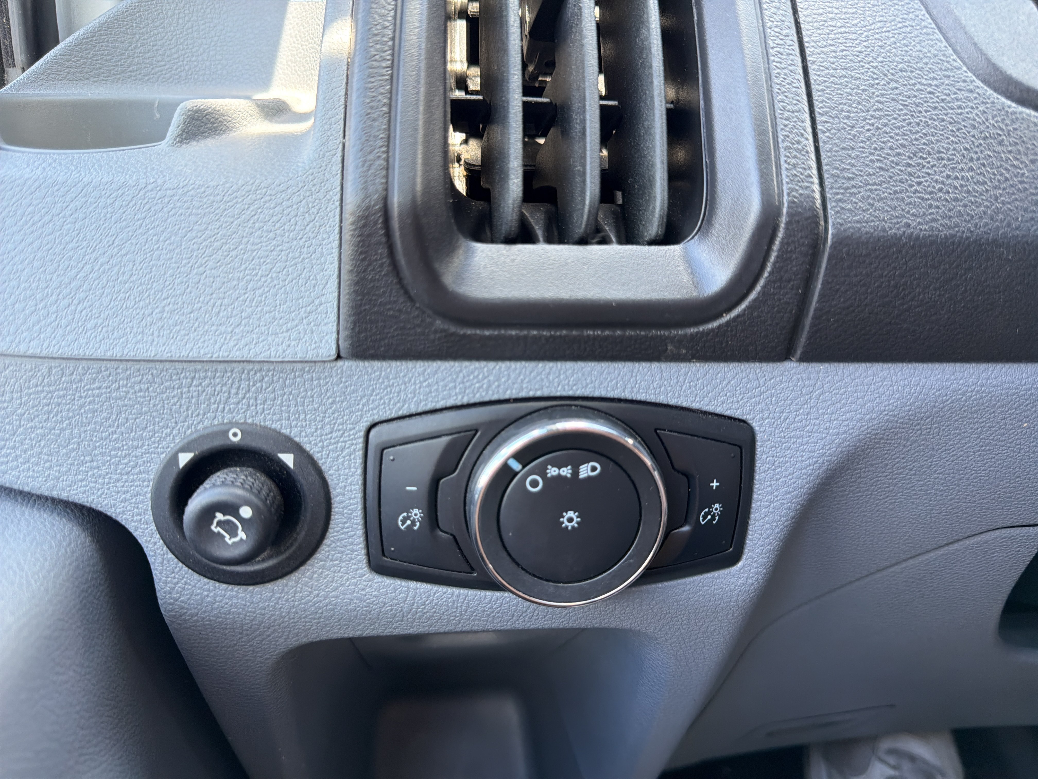 Used 2018 Ford Transit 150 130 Medium Roof RWD image 27
