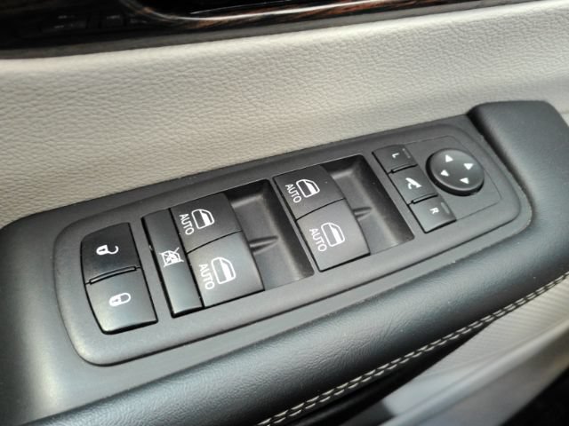 Used 2023 Chrysler Pacifica Limited FWD image 41