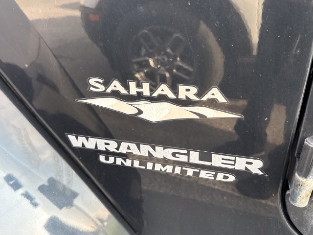 Used 2014 Jeep Wrangler Unlimited Sahara w/ Dual Top Group AWD/4WD image 18
