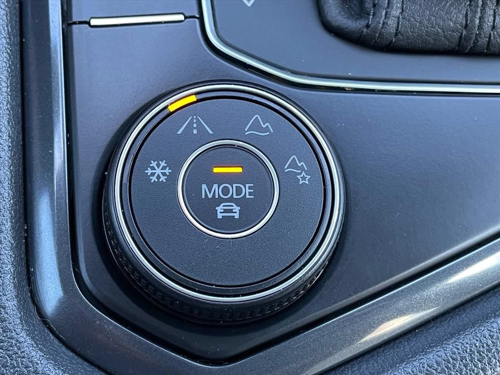 Used 2020 Volkswagen Tiguan SEL w/ 3rd Row Seat Package AWD/4WD image 17