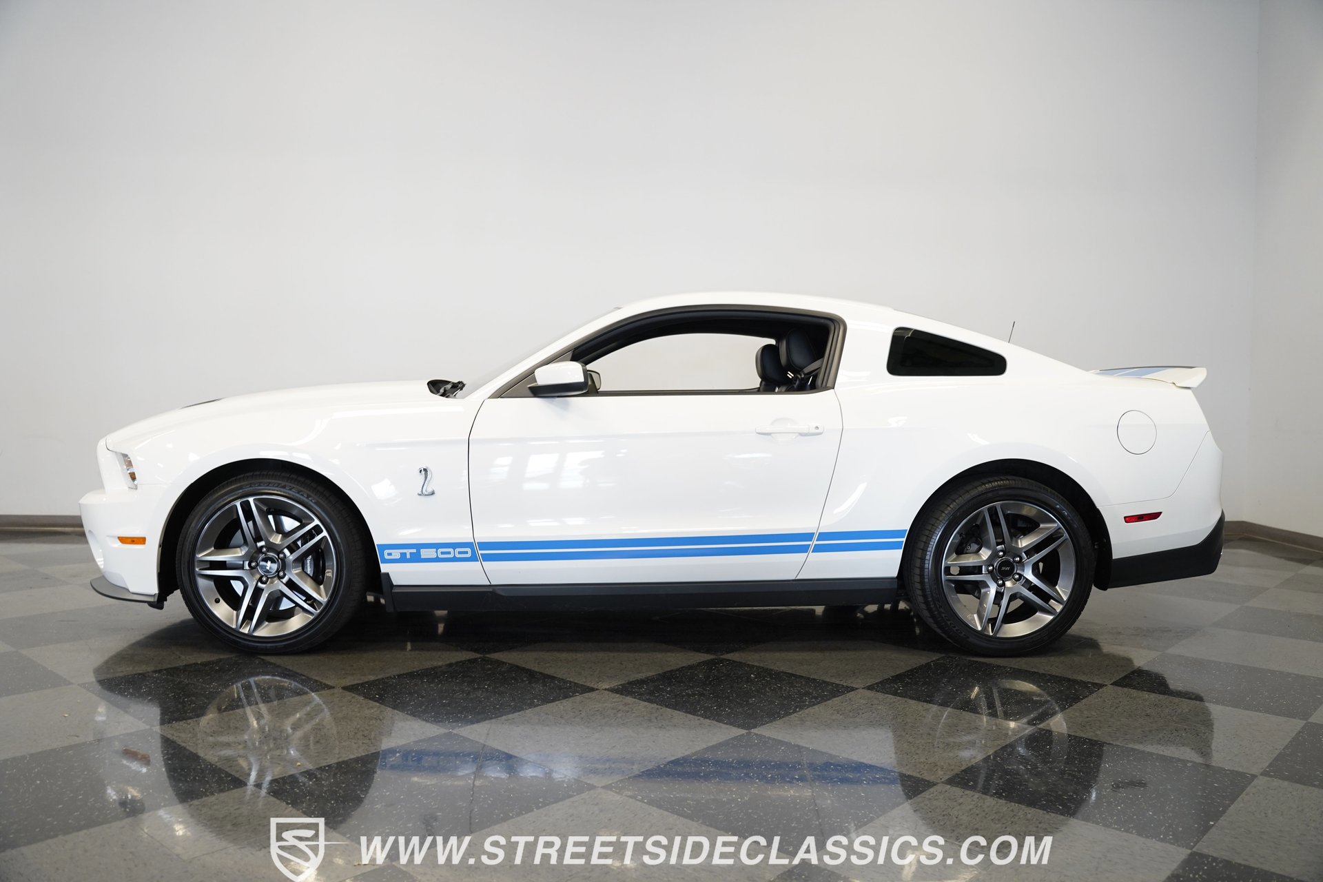 Used 2010 Ford Mustang Shelby GT500 image 2