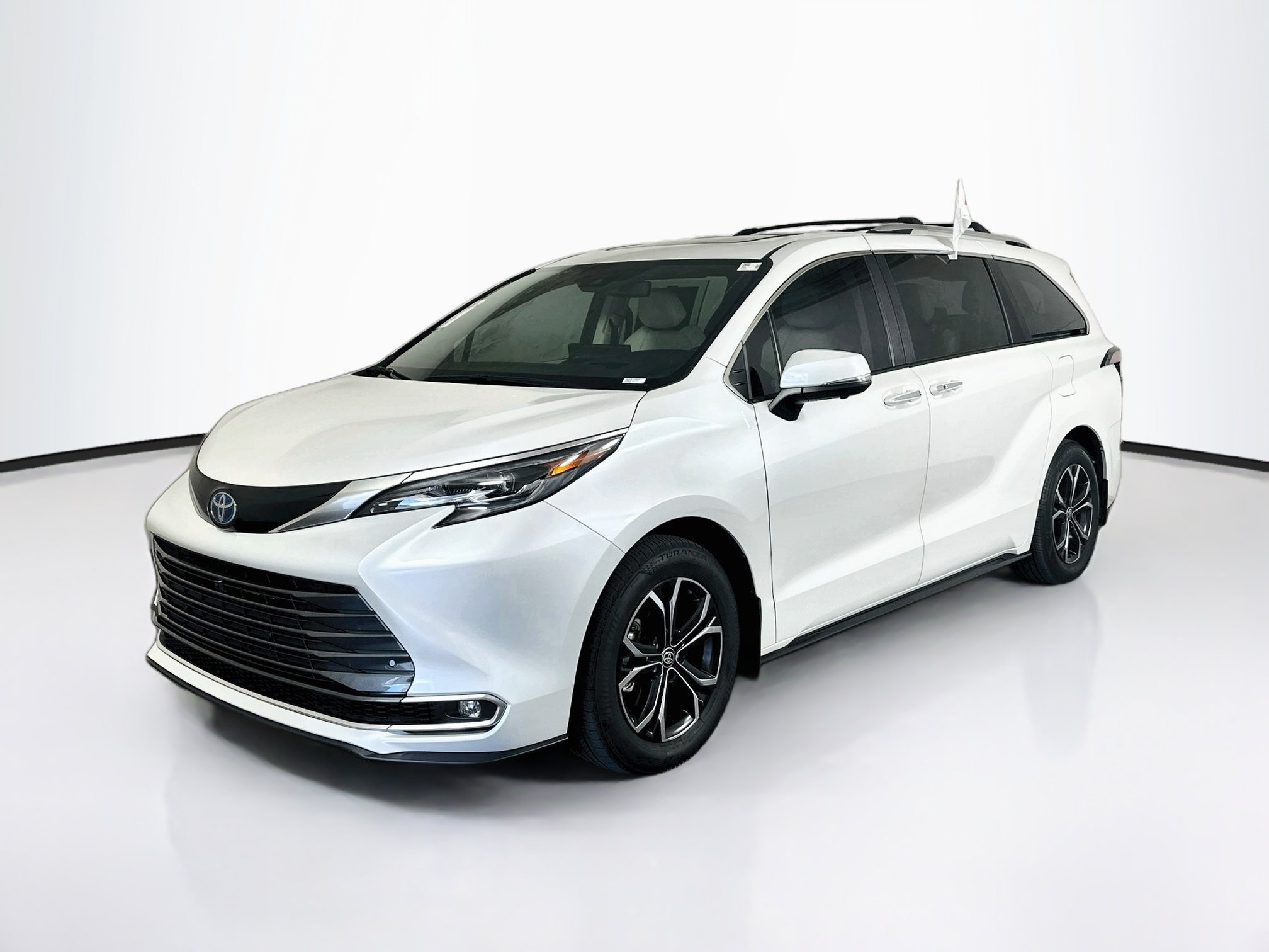 Used 2025 Toyota Sienna Platinum AWD/4WD image 7