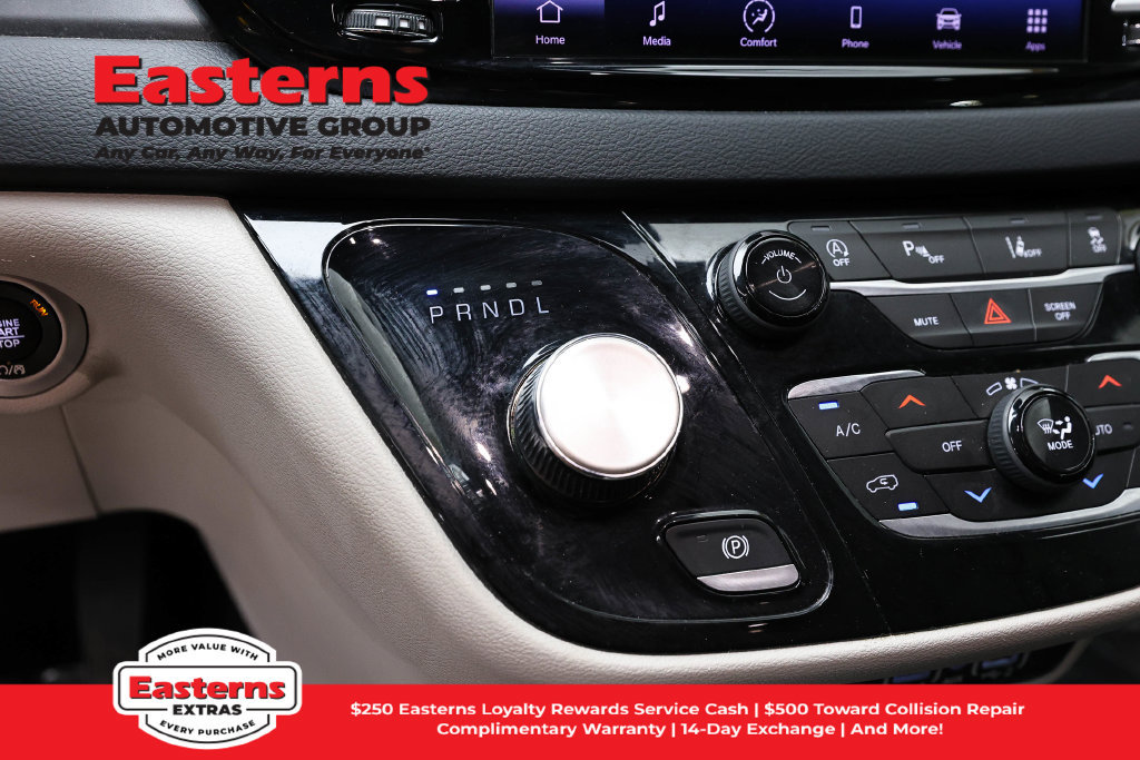 Used 2023 Chrysler Pacifica Touring-L FWD image 14