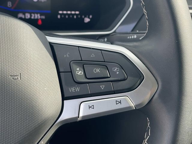 Used 2024 Volkswagen Tiguan SE w/ Panoramic Sunroof Package image 9