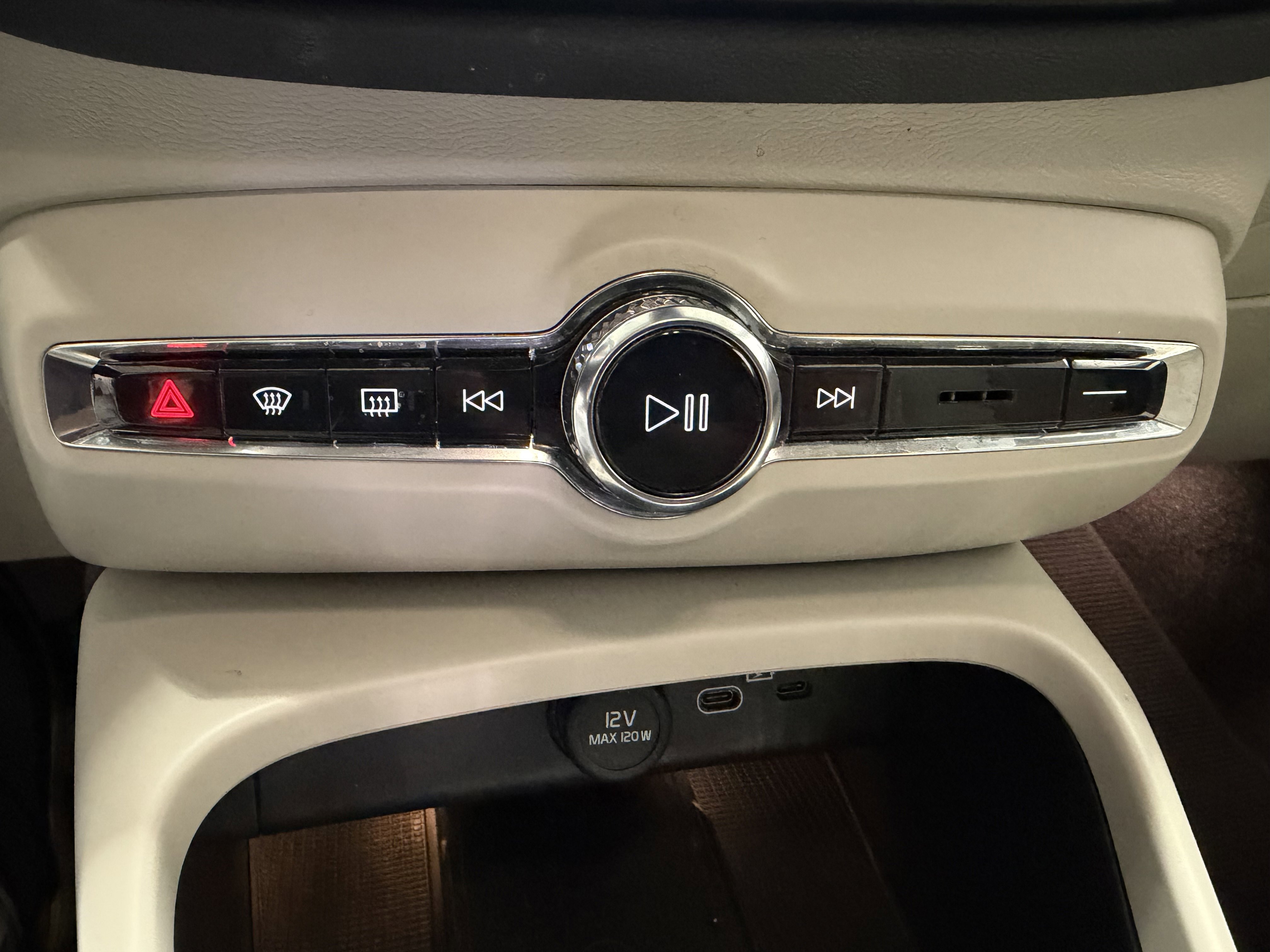 Used 2023 Volvo XC40 B4 Ultimate FWD image 19