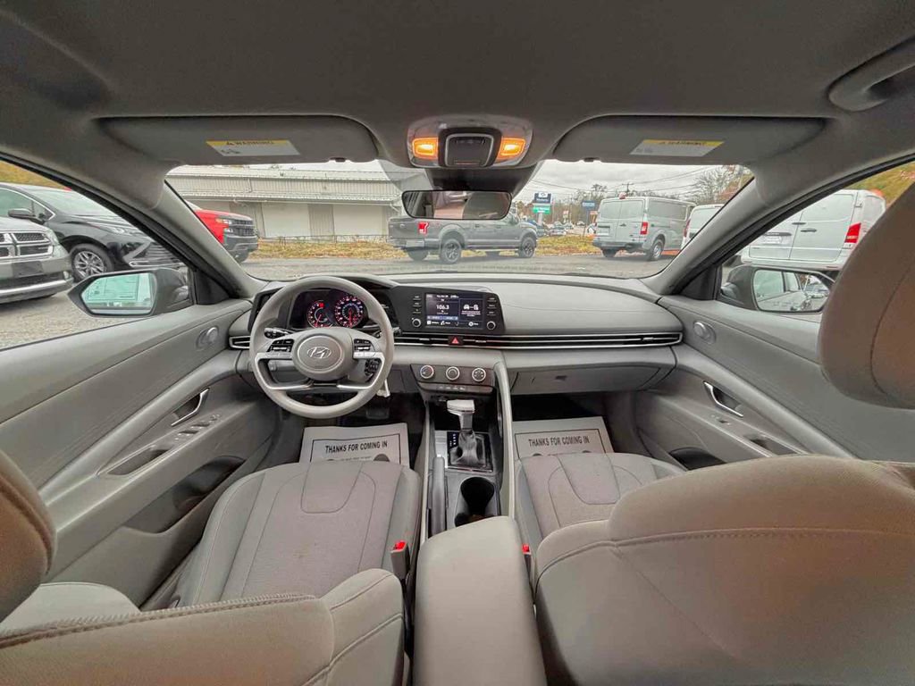 Used 2021 Hyundai Elantra SE image 19