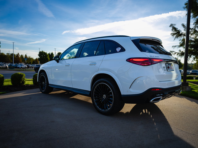 Used 2023 Mercedes-Benz GLC 300 4MATIC image 4
