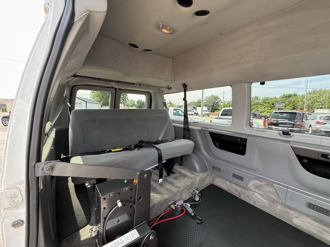 Used 2006 Ford E-350 and Econoline 350 XL RWD image 21