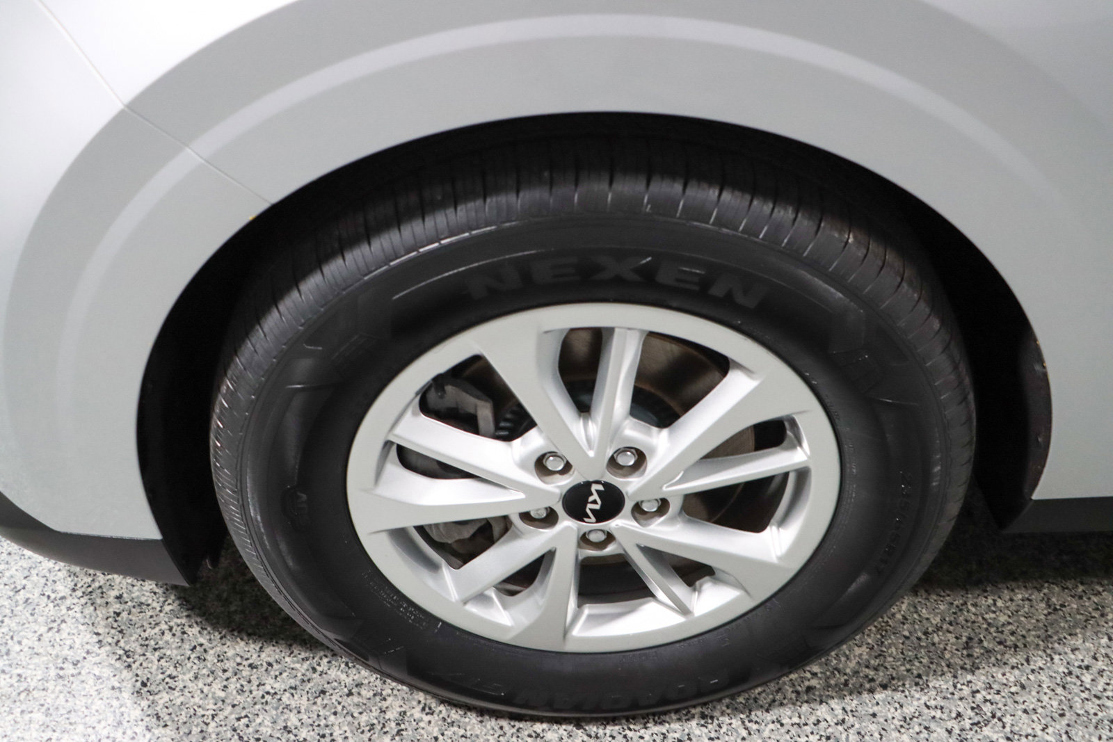 Used 2023 Kia Carnival LX image 11