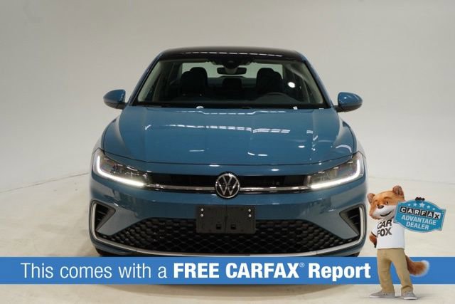 Used 2025 Volkswagen Jetta SE image 2