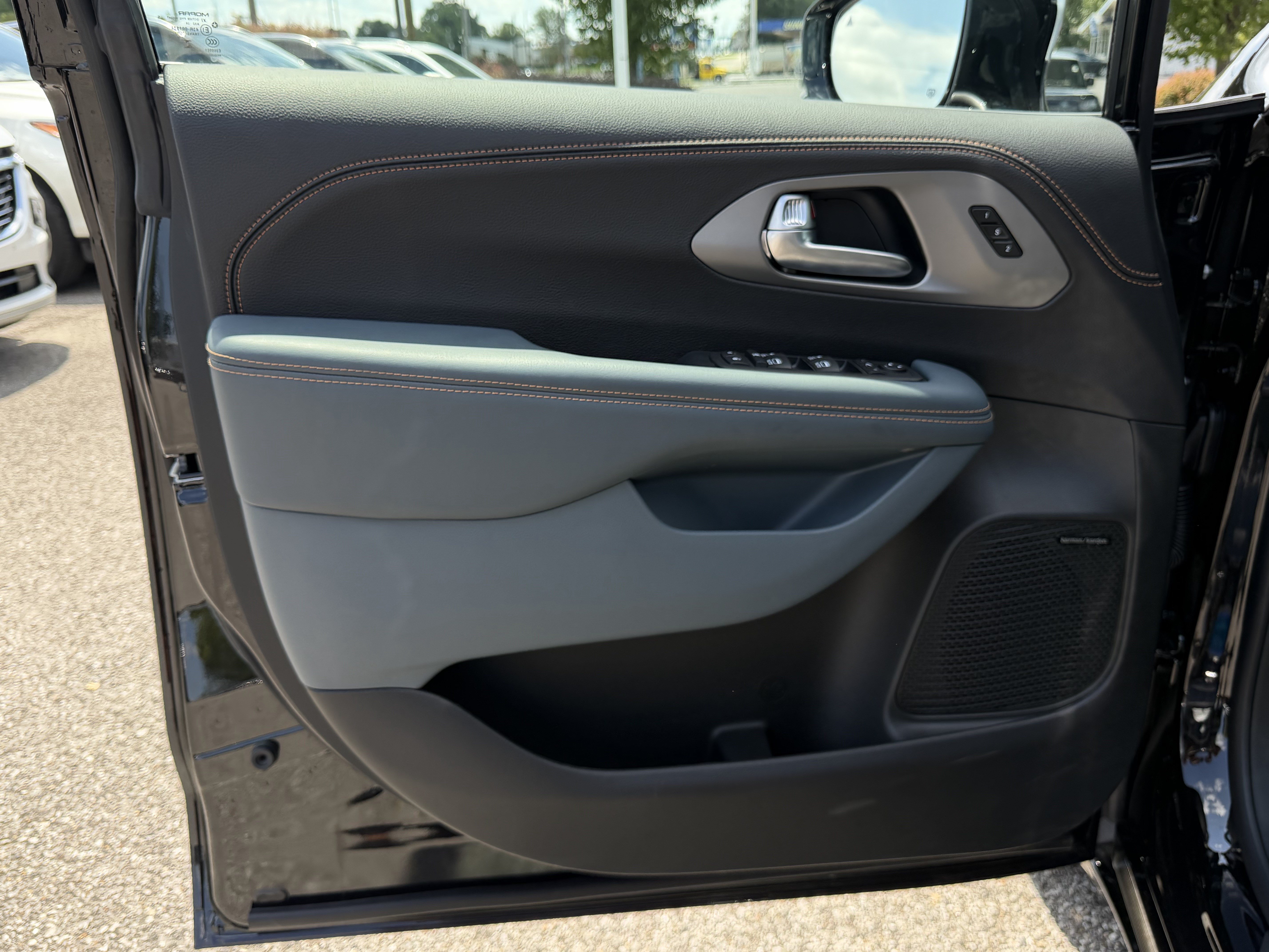New 2027 Chrysler Pacifica Pinnacle w/ Theater Group FWD image 14