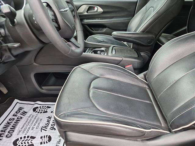Used 2023 Chrysler Pacifica Limited w/ S Appearance Package FWD image 16