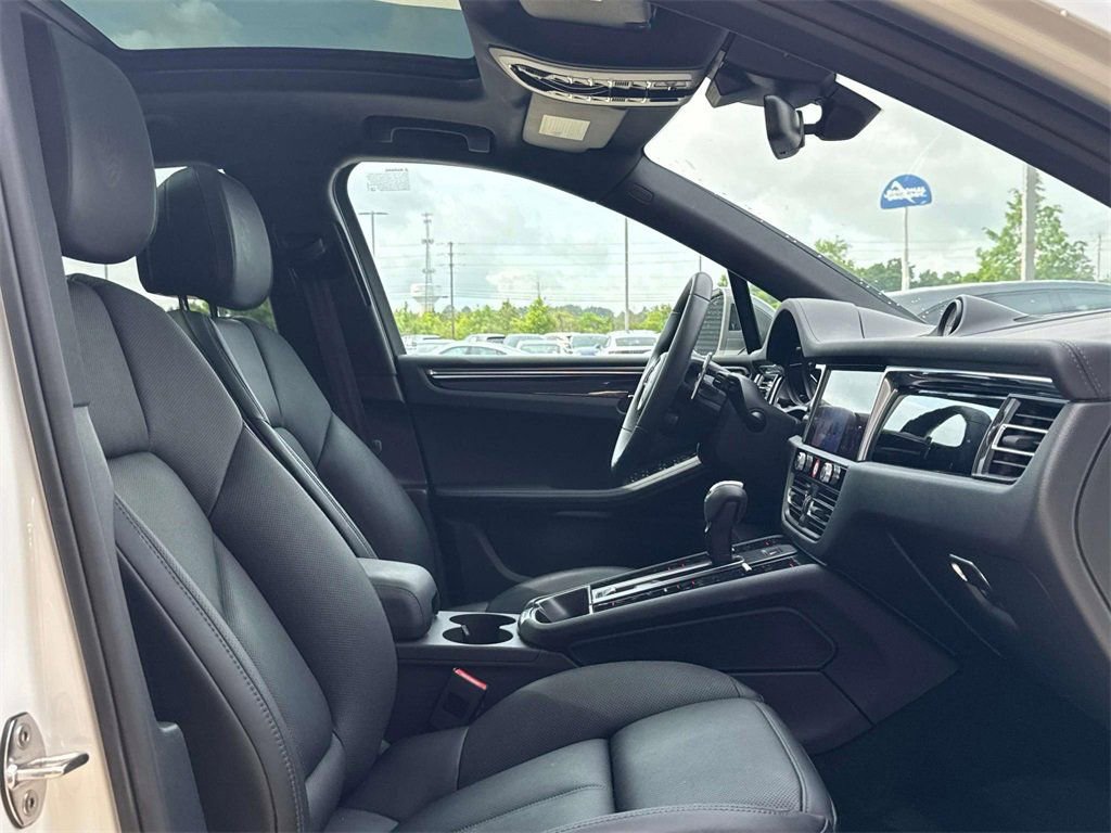 Certified 2025 Porsche Macan Turbo image 16